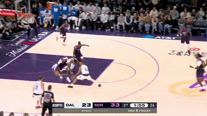 森林狼大将里德真是太残暴了！在今天森林狼主场迎战独行侠的比赛中，当时比赛进行到了