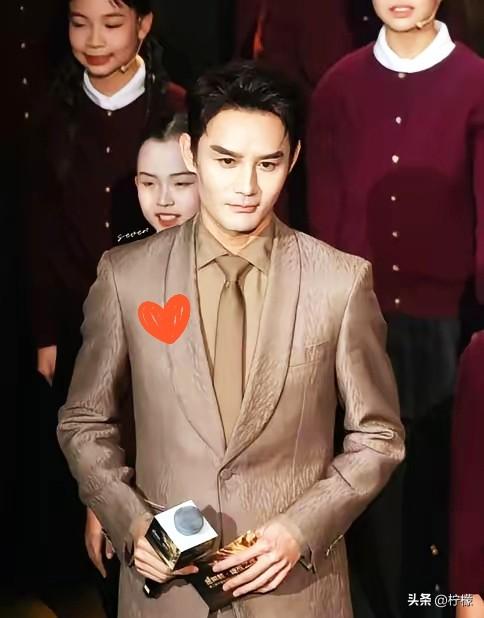 陈赫说得对，
王凯这哥们儿，
是真不给人留活路！
本以为他演技好、长得帅就顶天了