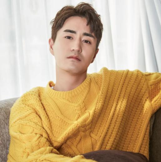 主持人问杨玏："你的身形为什么一直都这么纤瘦？"杨玏委屈巴巴地吐槽："因为杨立新