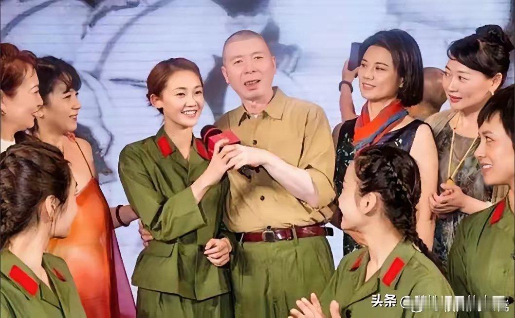 冯小刚怀里搂着的这一位女演员是谁？第一眼把她认成徐帆了，但是认真一看又不像，五官