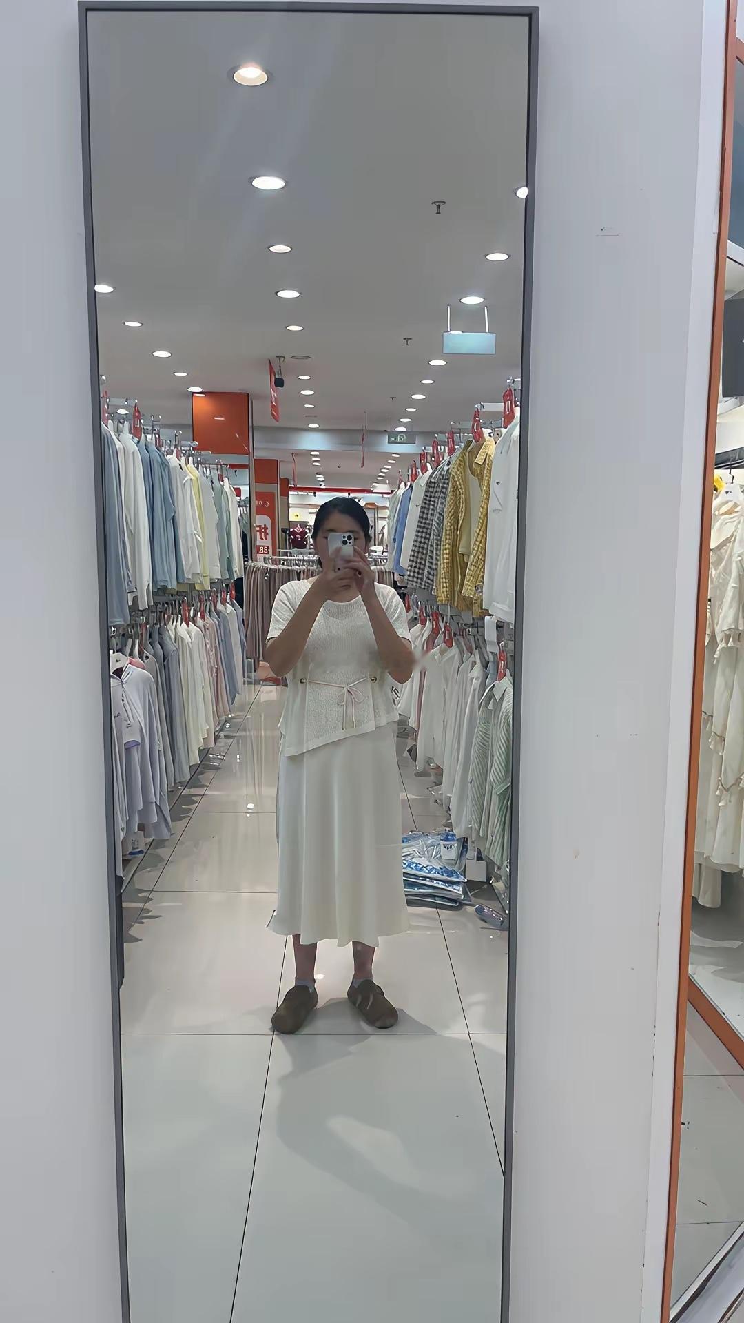试了3套裙子，最终买了第三套裙子 