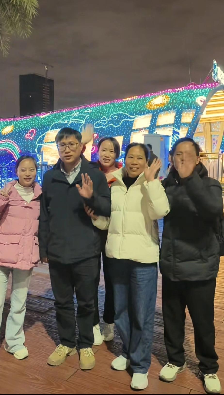 不得不钦佩梁志辉。一家人聚在一起拍照时，众人都笑容满面地对着摄像头打招呼，唯有梁