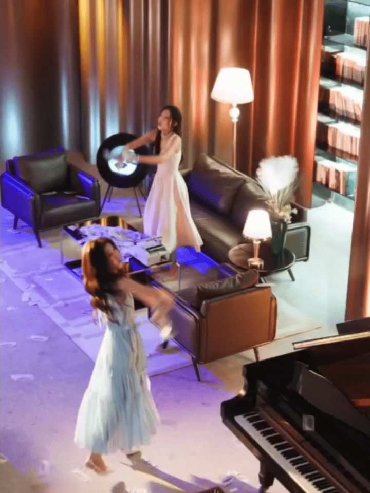 联手闺蜜掀翻剧本这种和闺蜜一起穿书📚后，联手掀翻剧本的设定也太爽了吧！主打一个