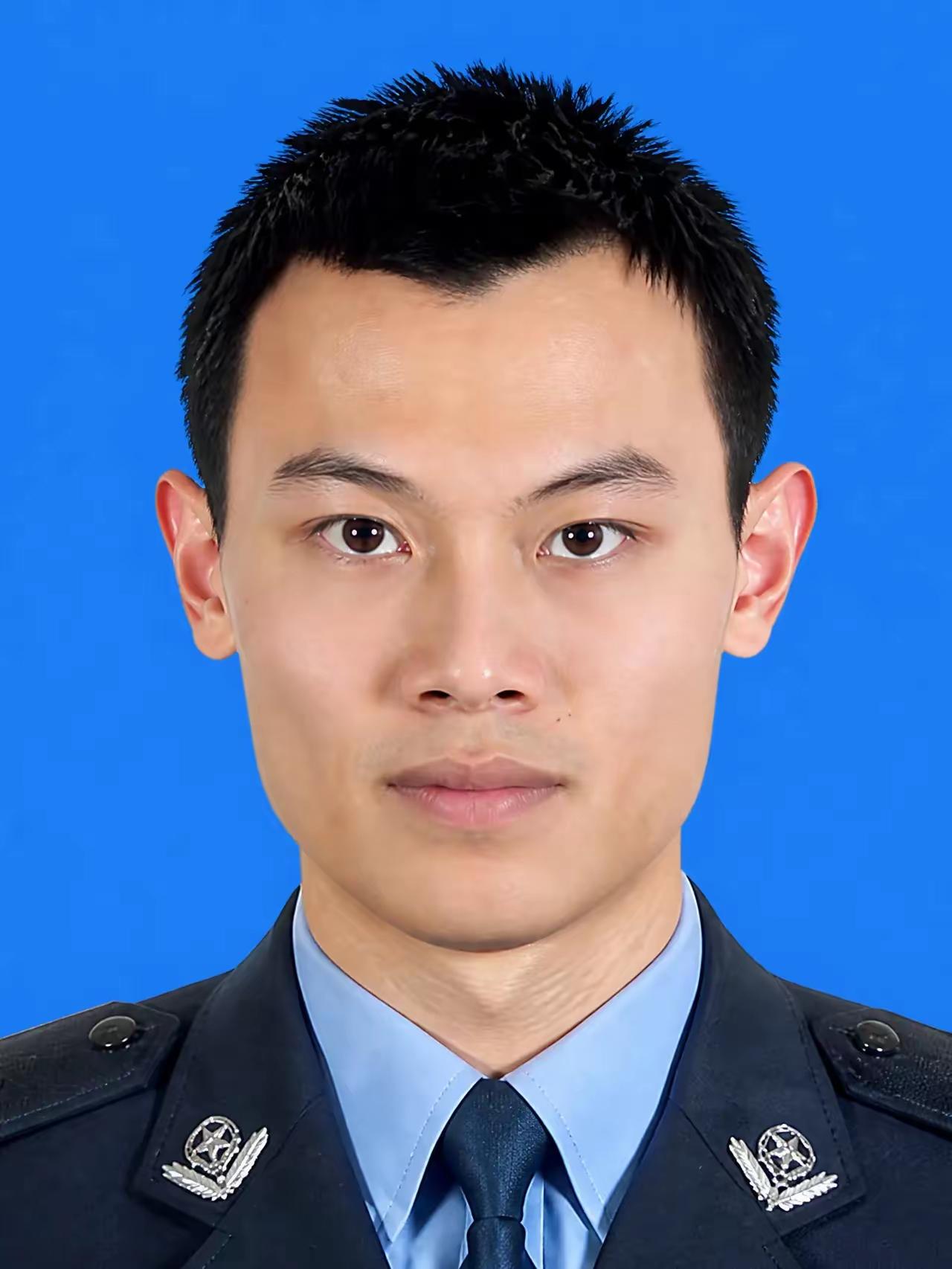 90后学霸放弃高薪，从警一年壮烈牺牲，青春定格在藏蓝信仰里

徐东岩，1992年