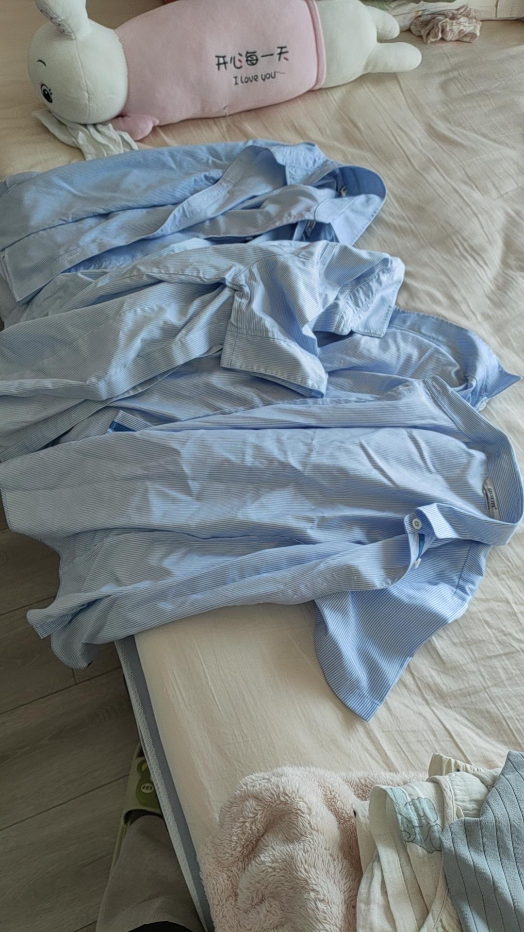 冬日生活打卡季孩子上班公司里发的工作服，猜猜看，这些工作服是在什么单位穿的？