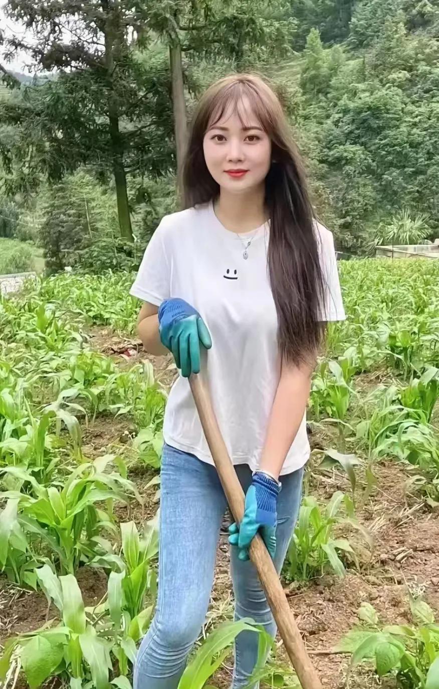 我33岁那年，我独自在城市漂泊，心中满是孤独。春节临近，我回到了那个熟悉的小镇。