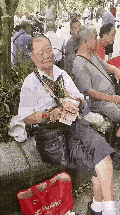 [捂脸][打脸]秃顶古稀，灰头土脸。却人前故弄玄虚，穿金戴银，珠光宝气，玩弄大把