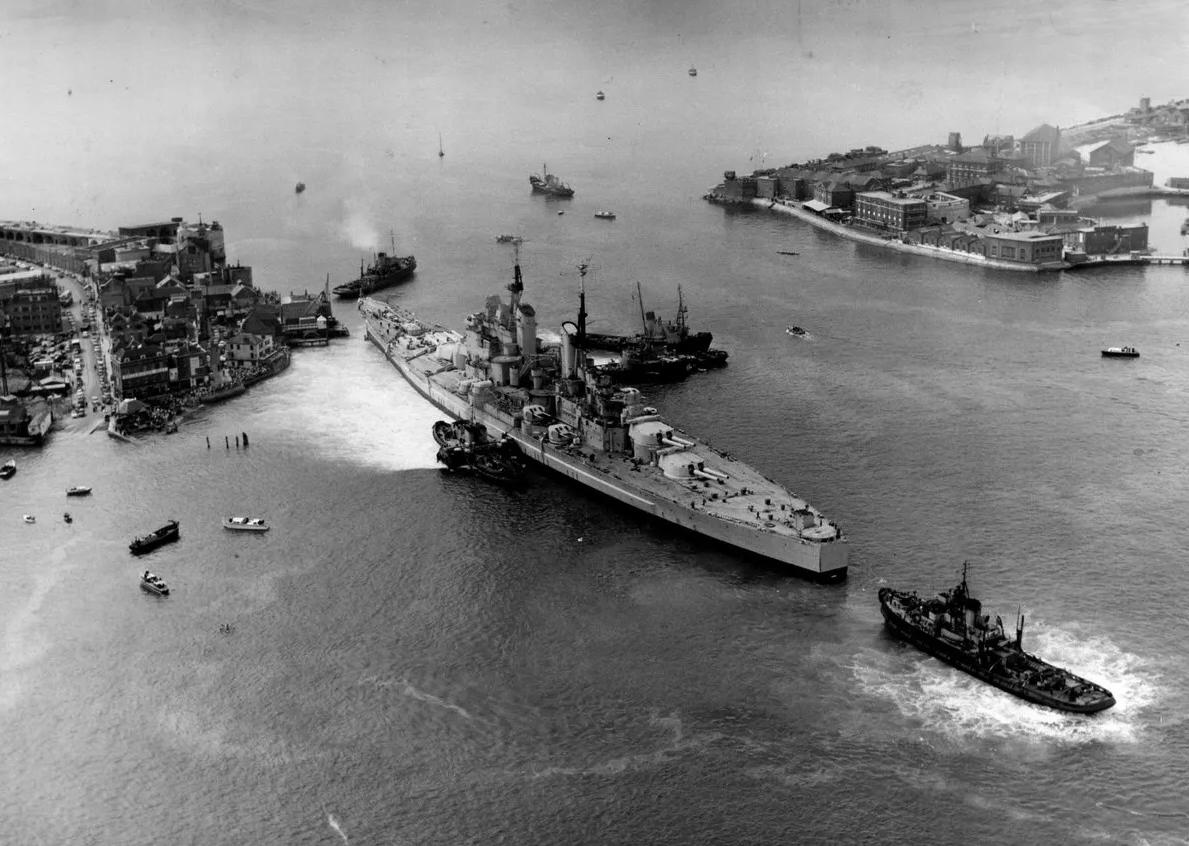 1960年8月4日，英国皇家海军最后一艘战列舰"前卫"号（HMS Vanguar