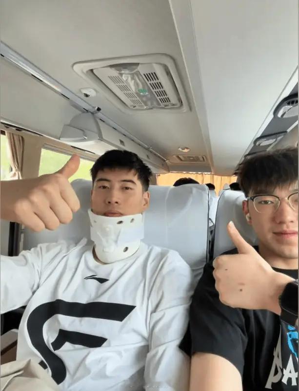 浙江后卫程帅澎更新个人社媒账号，放出自己戴护颈的模样，并附文“一切都好”。程帅澎