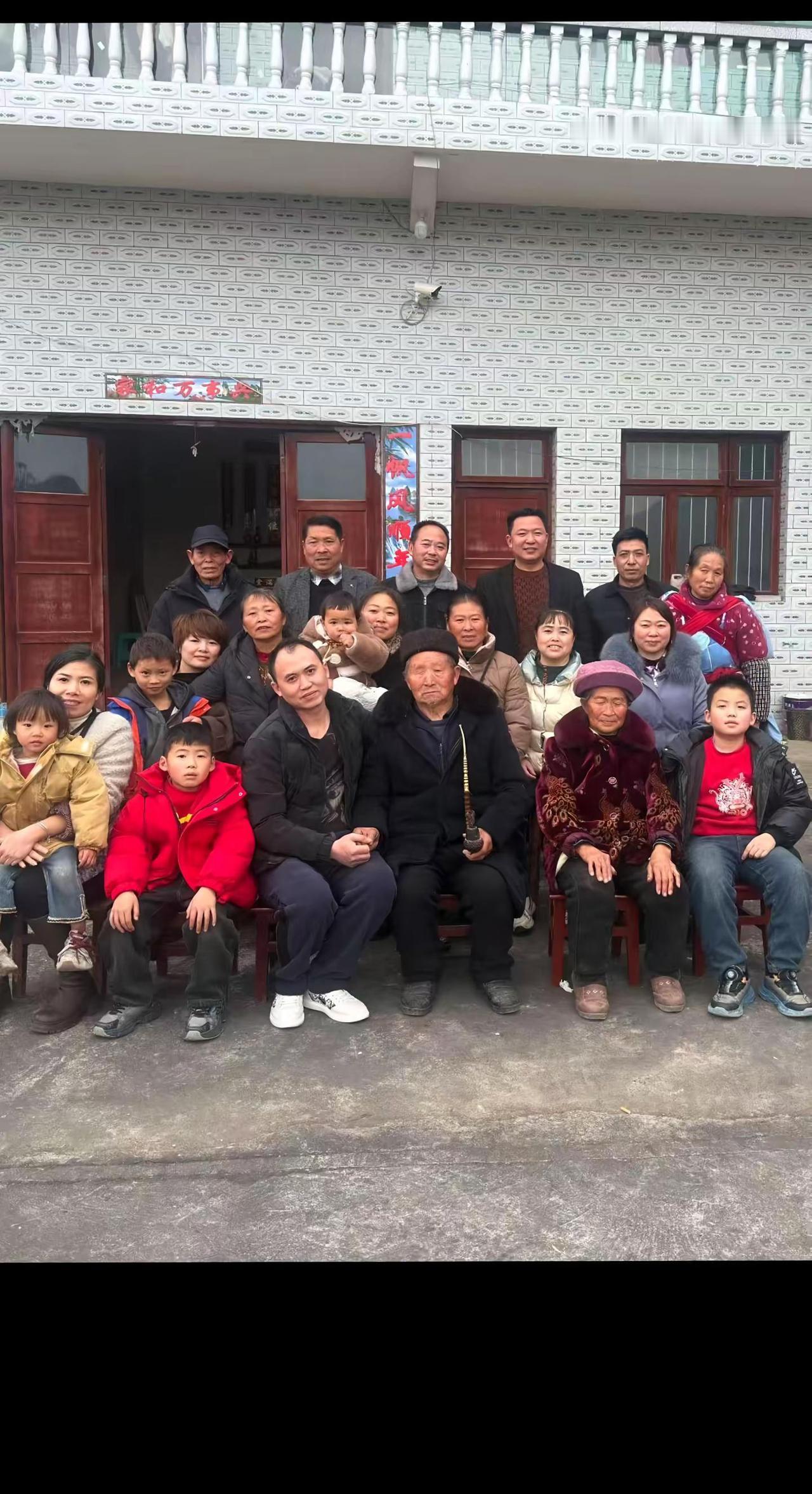 大家庭的温暖合影留念 血脉永续，亲情不断