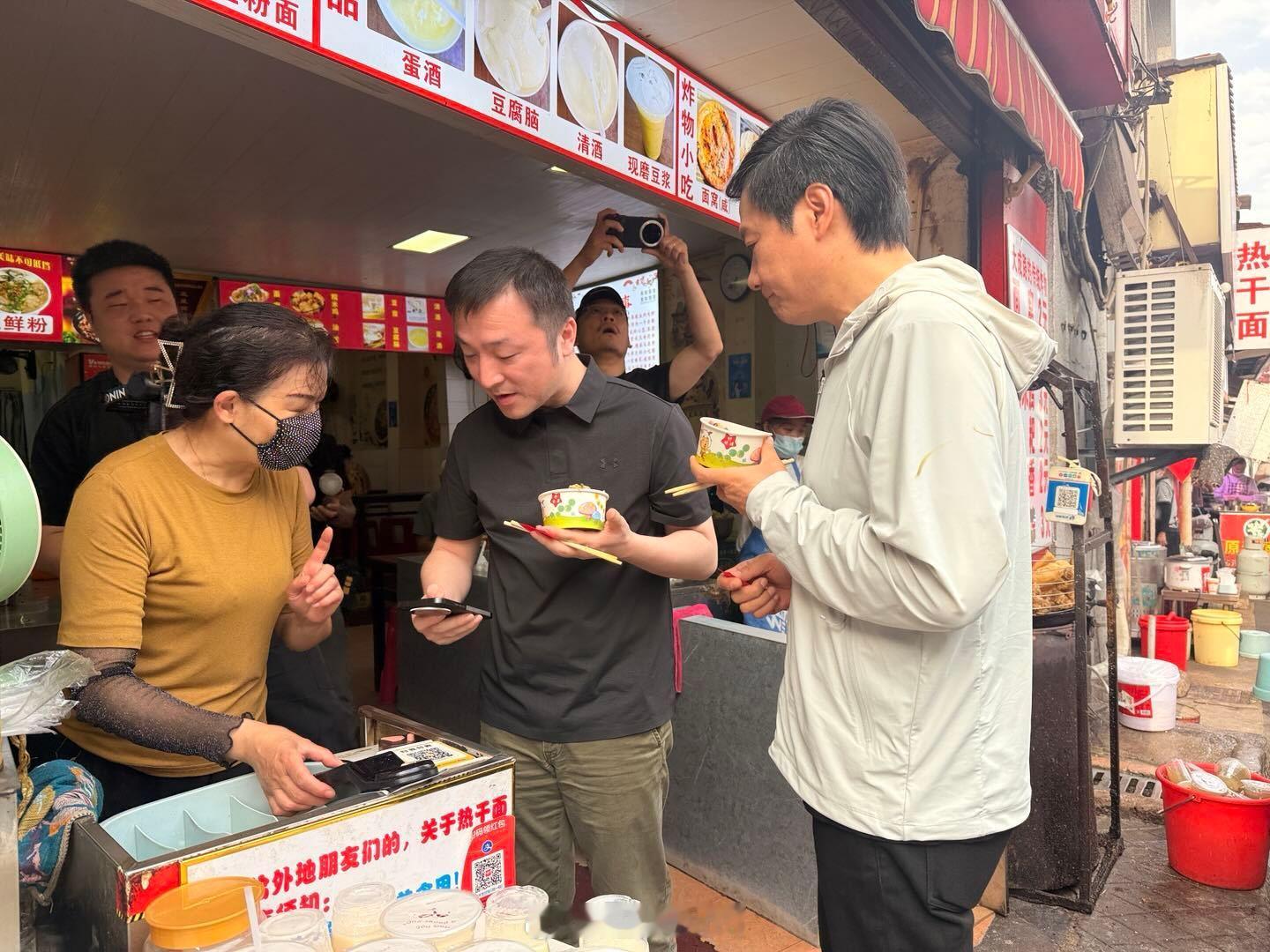 雷军在武汉过早 雷总为家乡热干面代言了，这属于是