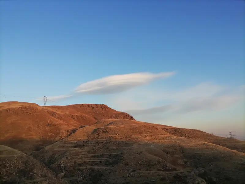 上联：朝朝旭日出东海，请接下联岁岁祥云绕北山。