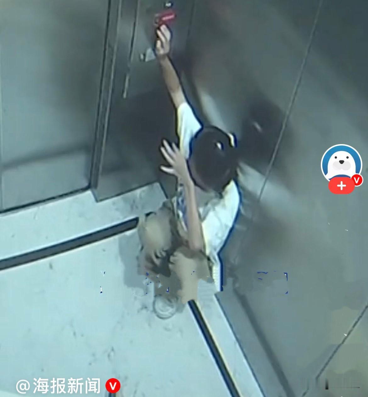 近日浙江杭州临平一小区，下午5点多，正是小学生放学回家的时间，小区两名9岁的小女