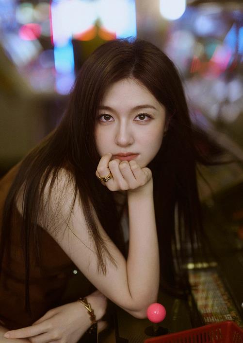 李兰迪刮彩票以为中了7万 李兰迪在机场收到粉丝赠送的定制道具彩票（外观与真实刮刮