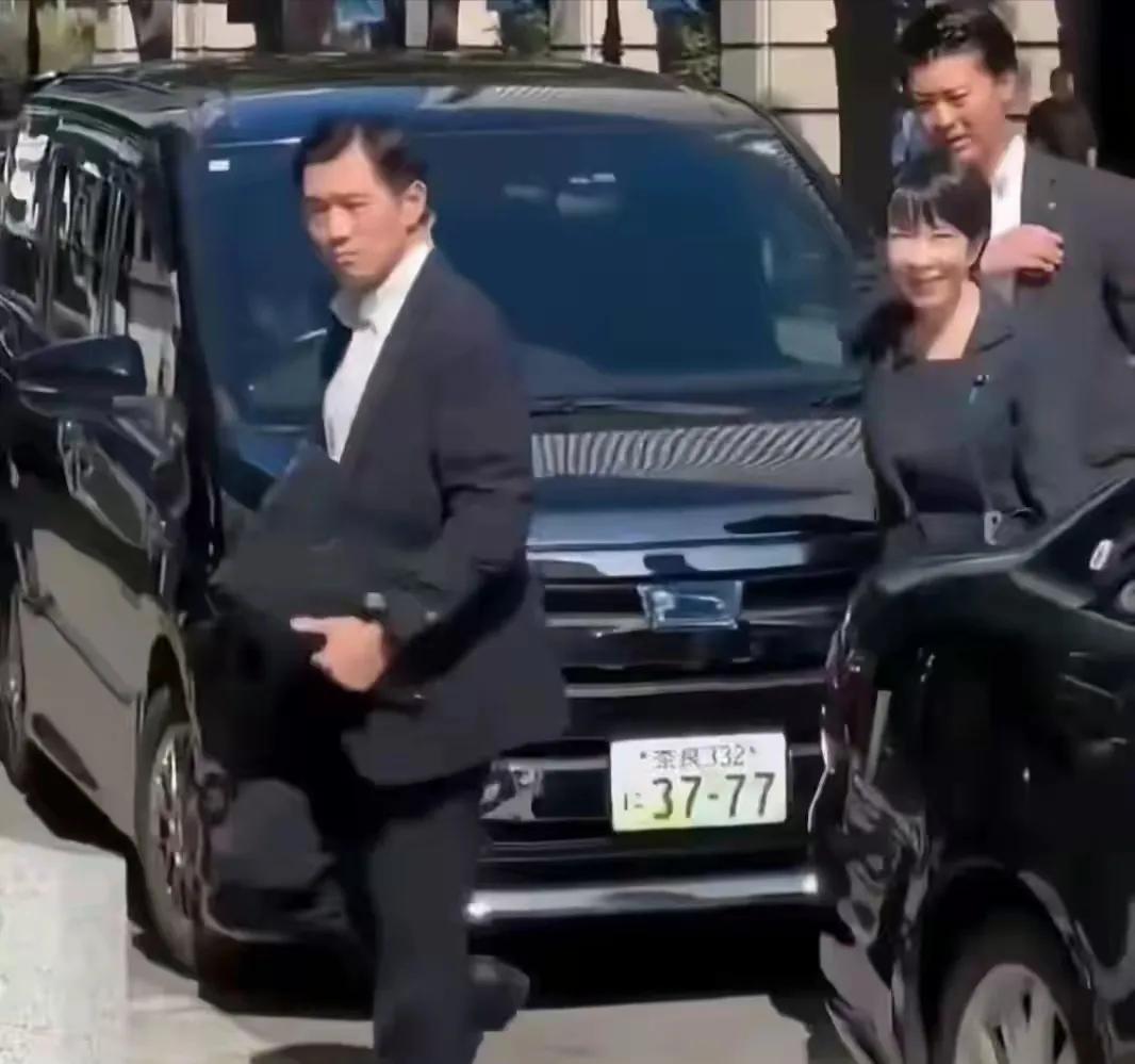 高市早苗野心不死，在车牌号上动脑筋！有网友在东京街头拍到，高市早苗的座驾车牌号为