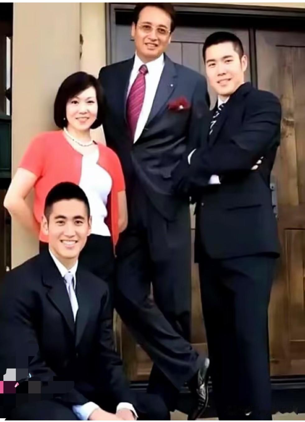 这是77岁秦祥林一家四口的全家福合影。

秦祥林西装革履依然帅气如昔，两个儿子也