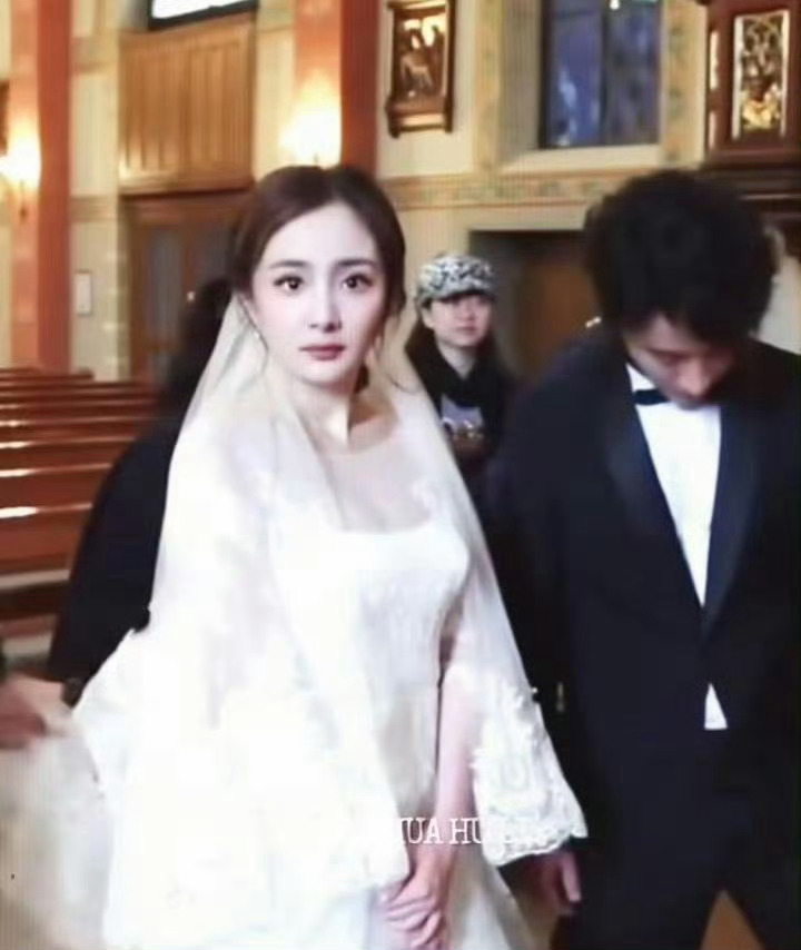 她结婚都没有这个婚礼华丽，这时候杨幂的眼神还是灵动的 ​ ​​​