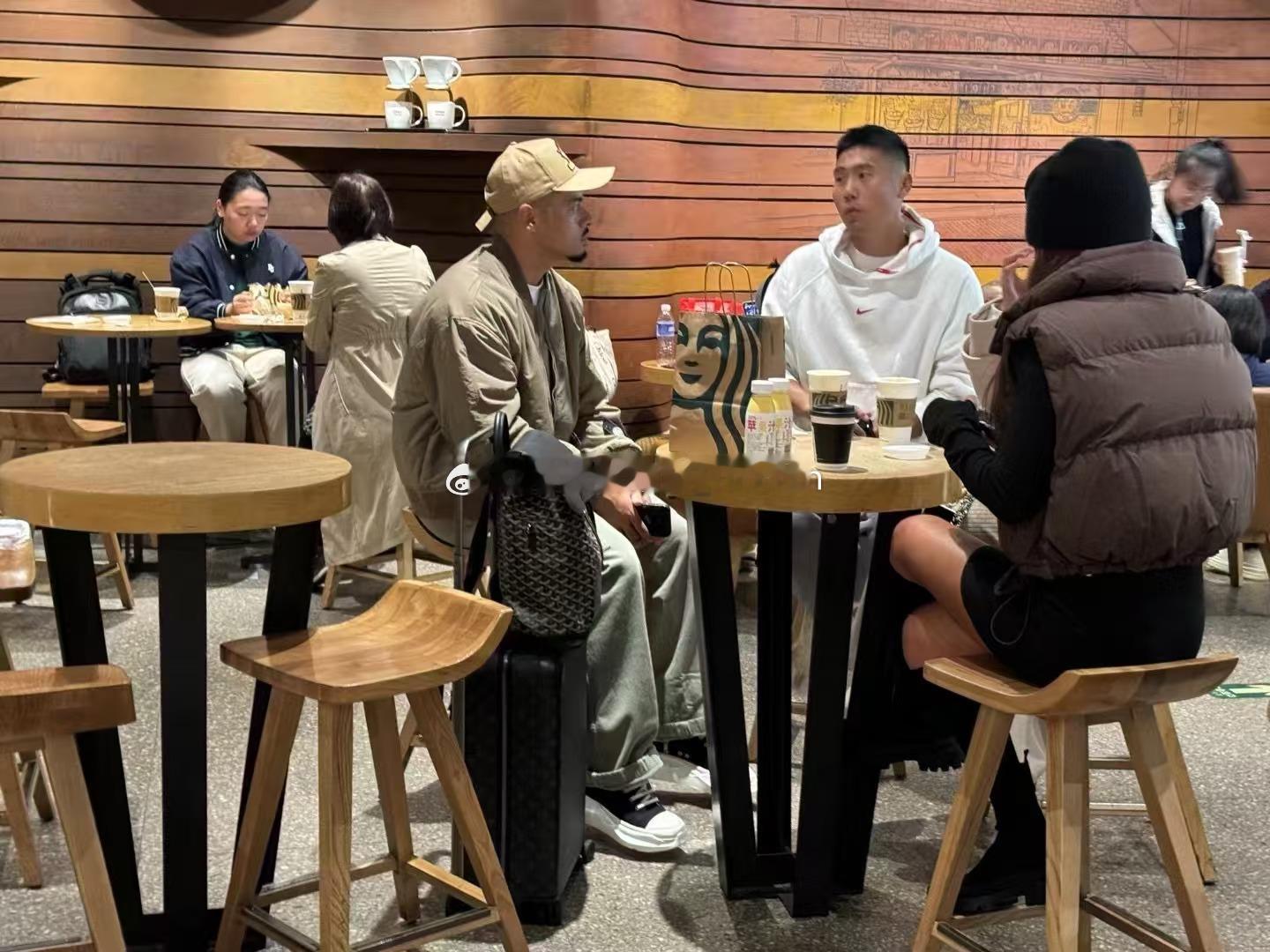 李可上午离京，临行前与好友阿雷寒暄话别。图源：网络#北京国安[超话]# ​​​