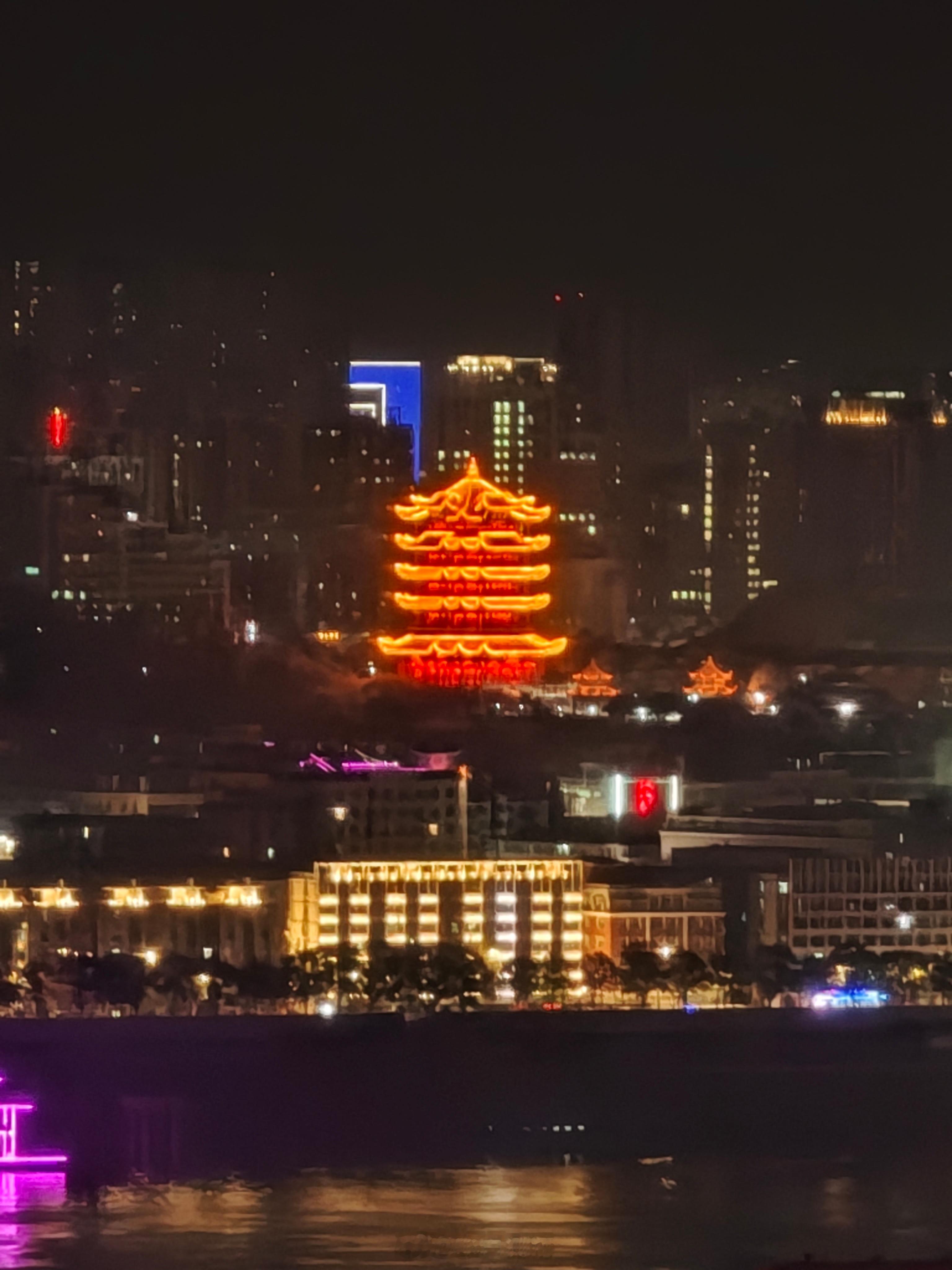 照片猜猜乐 四台Pro旗舰高倍长焦·夜景随手拍，顺序打乱，选哪张？ 参赛选手：v