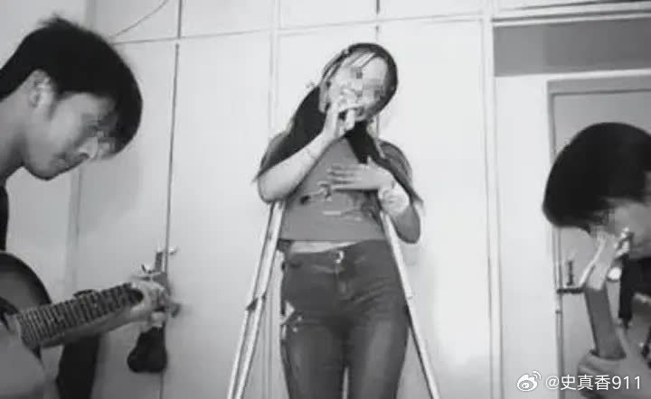 “我不是骗子！”71年出生的大妈坚持称自己只有16岁，很多小伙深信不疑，对她言听