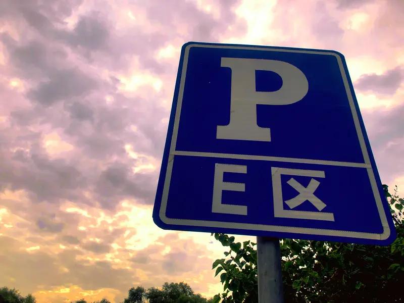 停车11分钟，收费16元。哈尔滨一停车场被吐槽收费贵。市场监管局：有公示就合规。