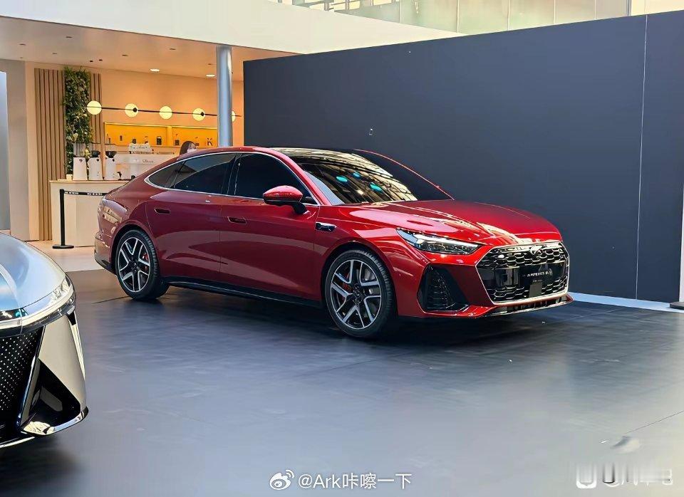 乍看奇瑞这车，真的以为是奥迪A5L