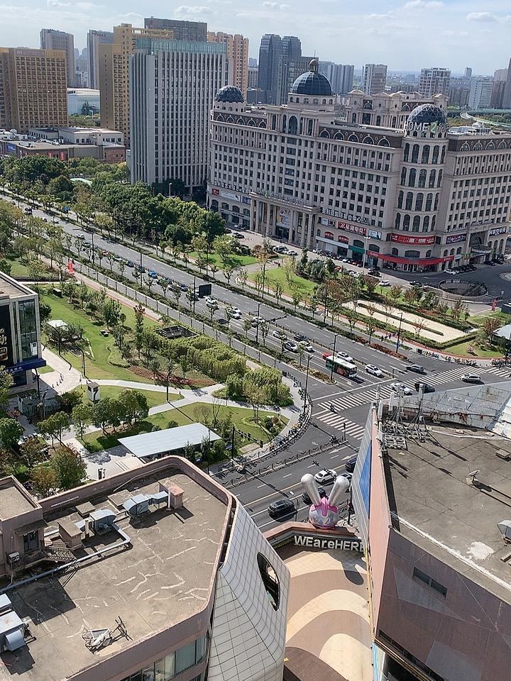 站在窗边看着外面车水马龙，每个人都脚步匆匆，忙着赶路、忙着生活，突然就有点感慨。