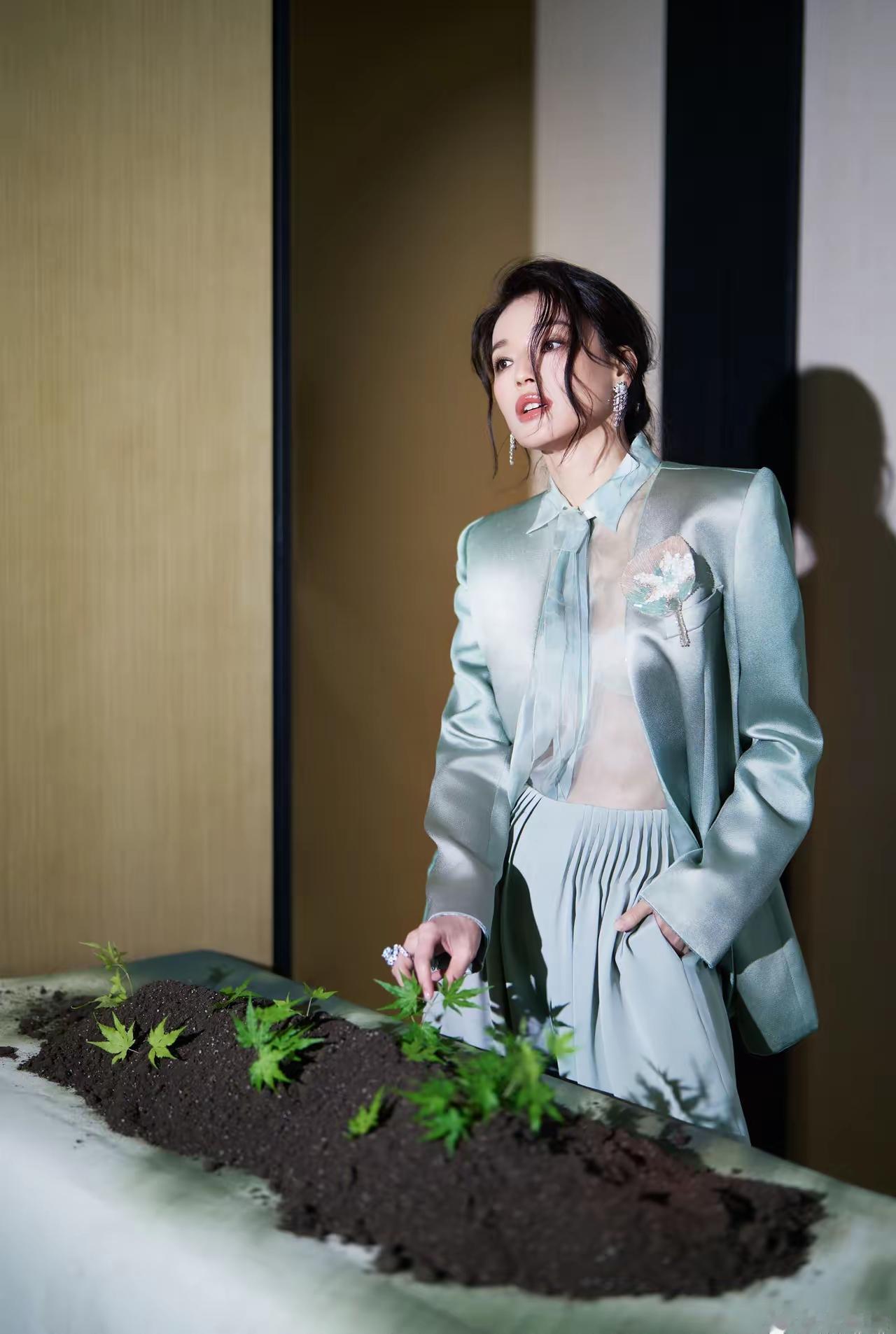 美女壁纸～舒淇，一袭薄荷绿缎面西装自带柔光滤镜，利落剪裁藏着飒爽气场，半透衬衫又