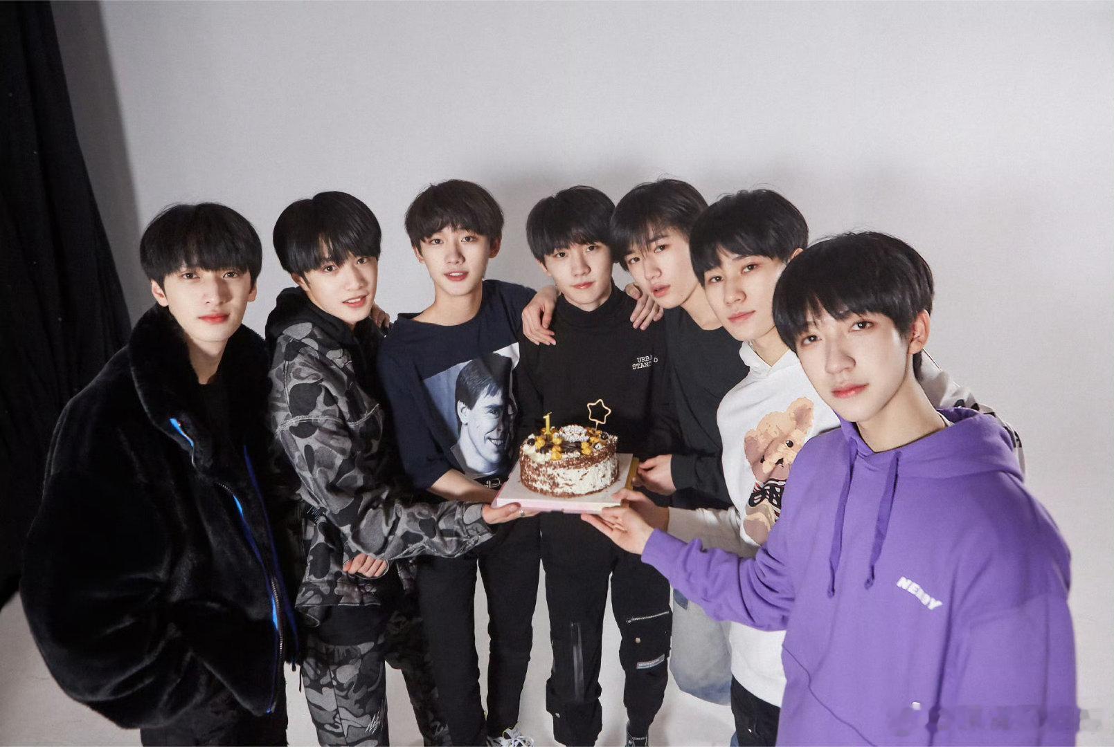 时代少年团复刻早期合照时代少年团合照涂鸦是谁画的 时代少年团复刻了早期合照姿势！