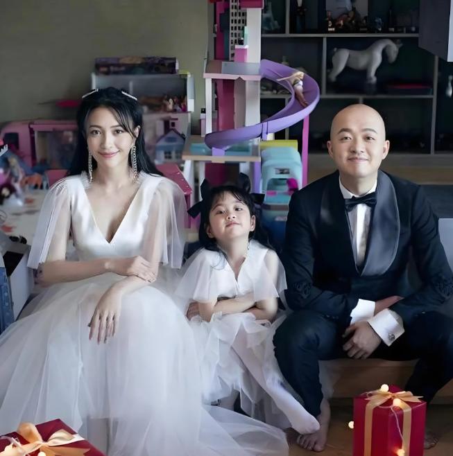 我一直以为包贝尔姓包呢！
包贝尔的老婆叫包文婧，儿子叫包可艾，以前以为这是个谐音