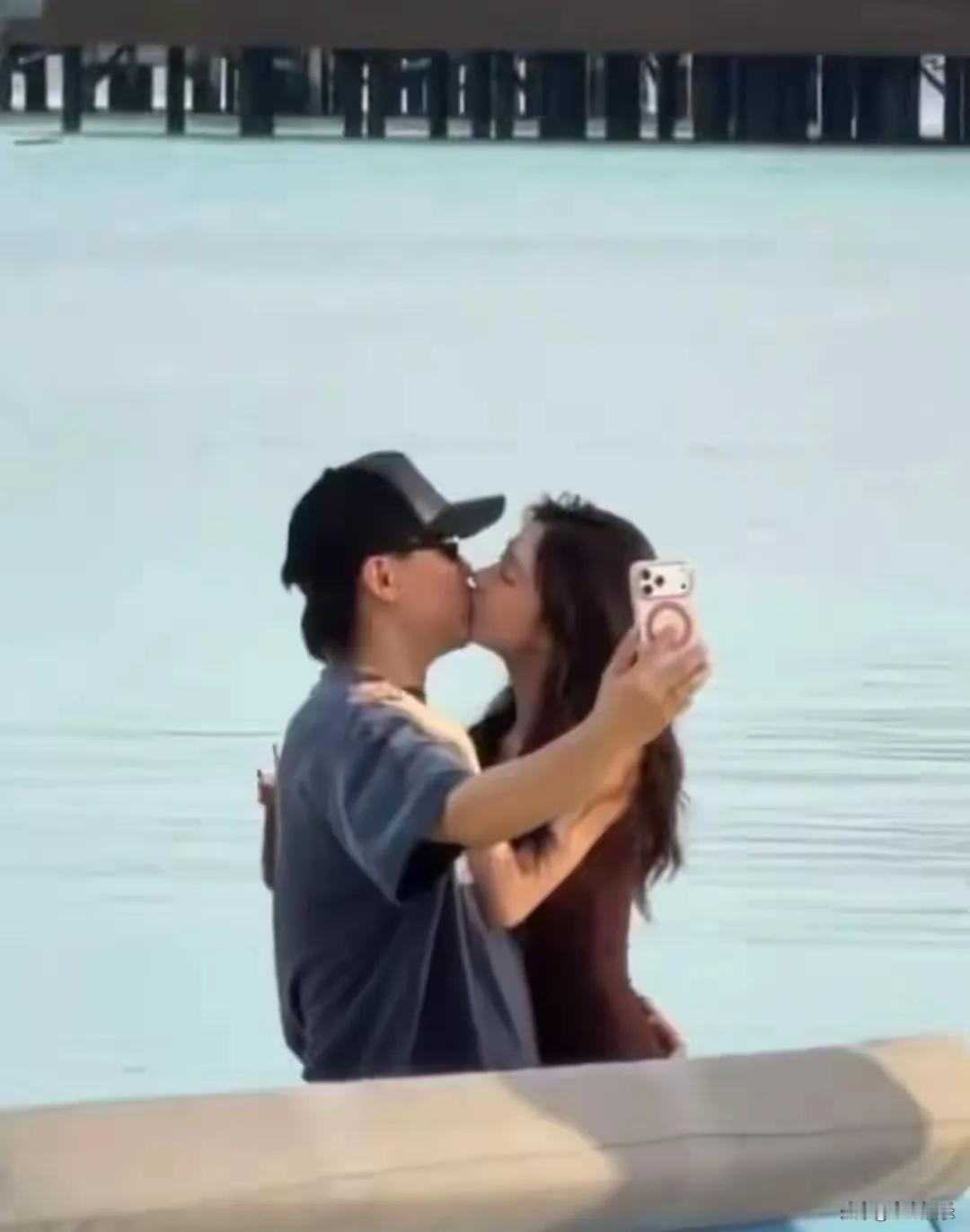 2025年11月20日，娱乐圈爆出重磅恋情：42岁的胡彦斌与26岁网红易梦玲在马