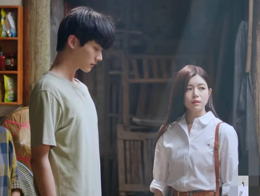 陈妍希给周柯宇买的那件短袖，799。
我妈看完就说了四个字：挺会挑的。
《狙击蝴