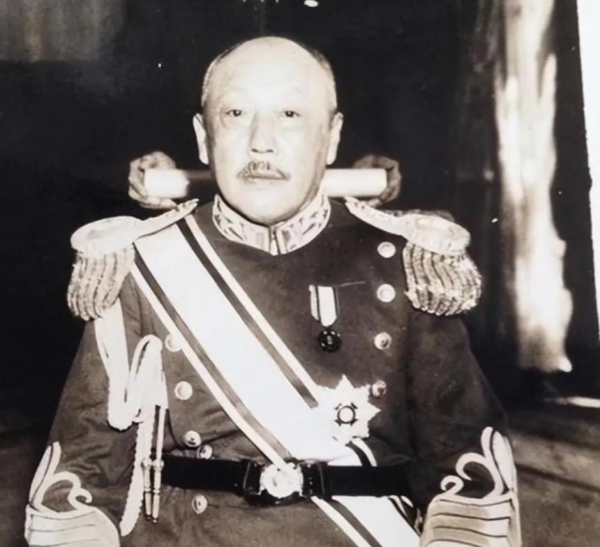 1950年，张景惠走进战犯管理所，却看见同为"叛徒"的儿子穿着军装站在门口。他很