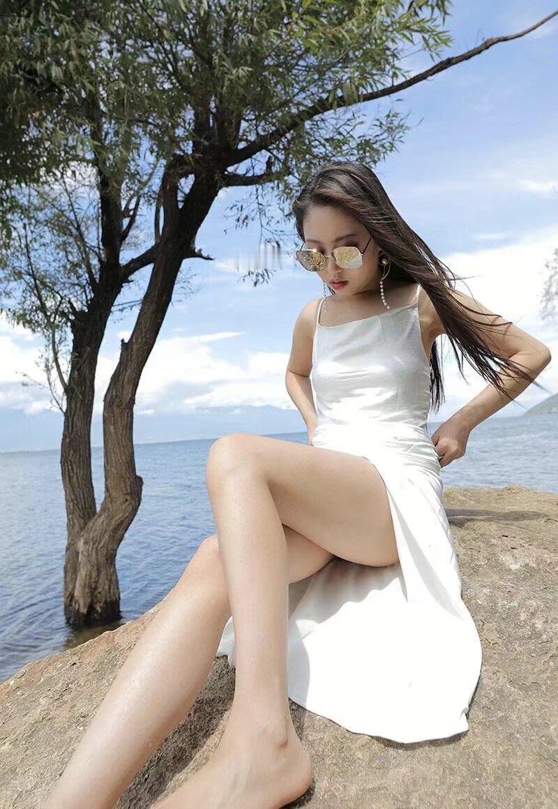 不要跟独处的人诉说繁华， 每一个善于独处的灵魂， 都是从人声鼎沸里拼命冲到了 现