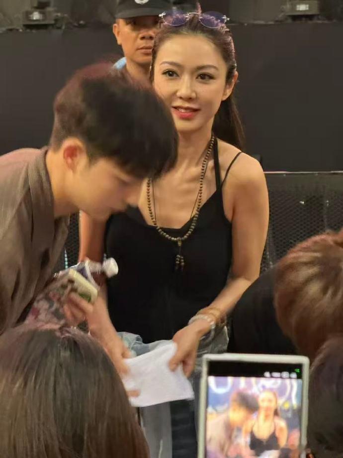薛凯琪来南宁看蔡依林演唱会 舞台感染力拉满，蔡依林实力开唱，吸引薛凯琪现场助阵。