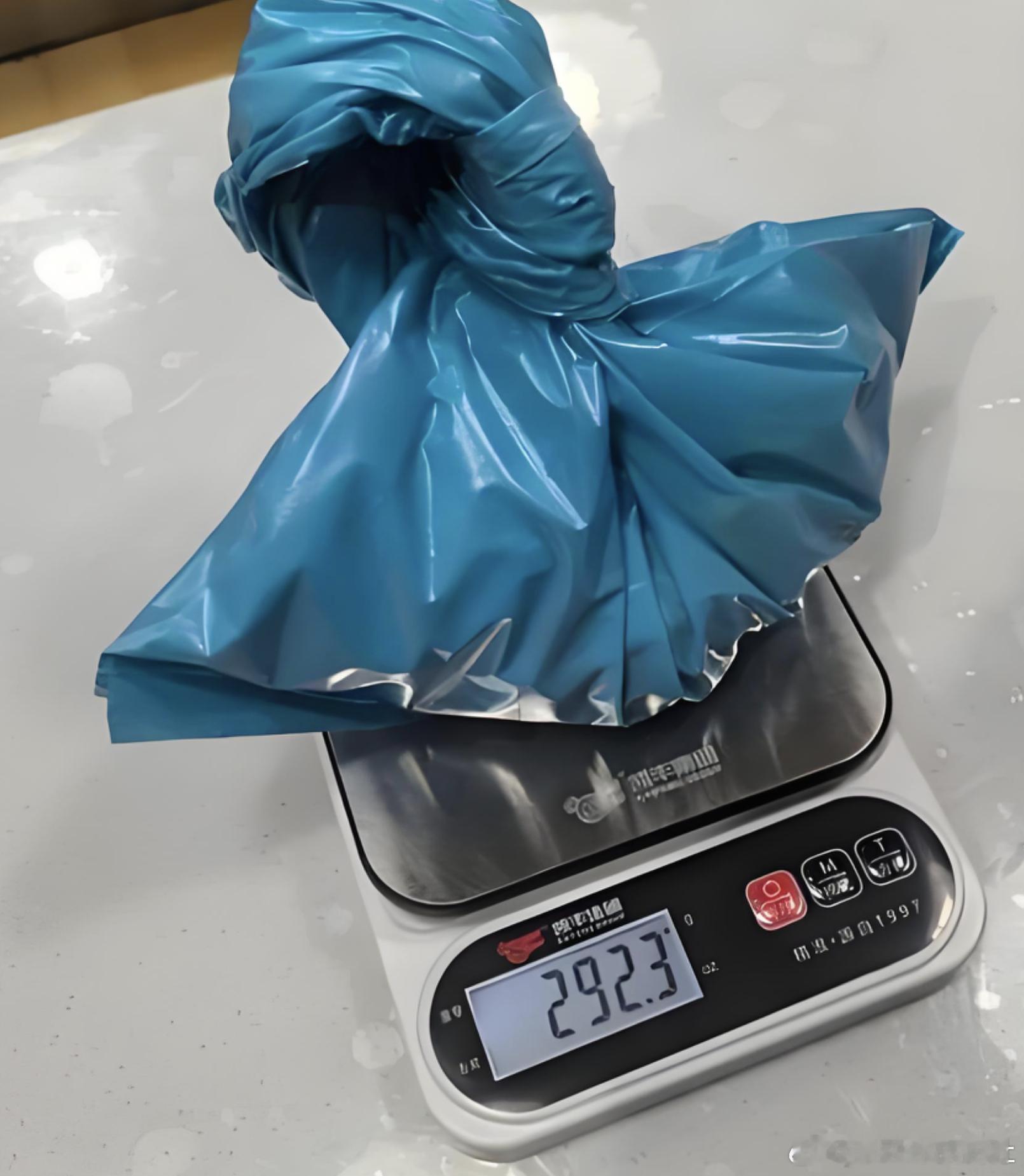 消费避坑 千万别小看那个加厚塑料袋！它可能偷偷让你多掏几十块钱。去菜场买河虾，你