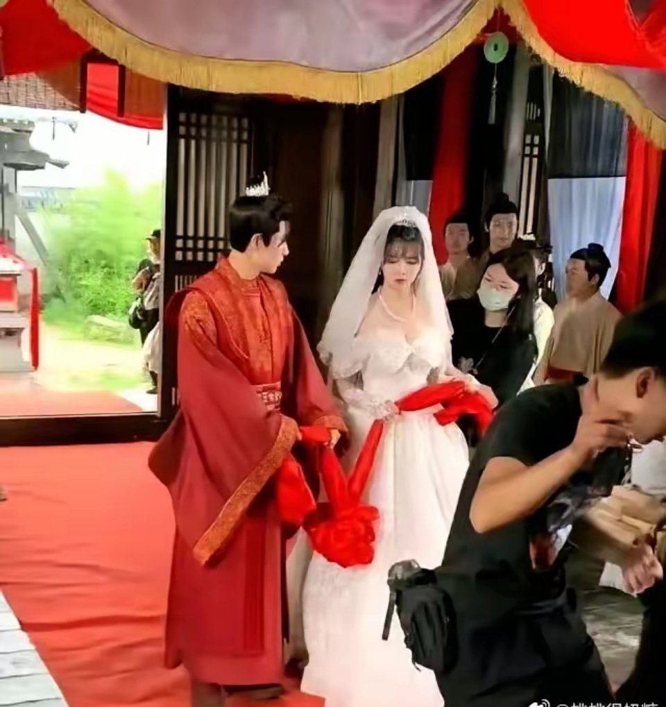 这婚纱设计得真是前卫，完全打破了传统的印象。 