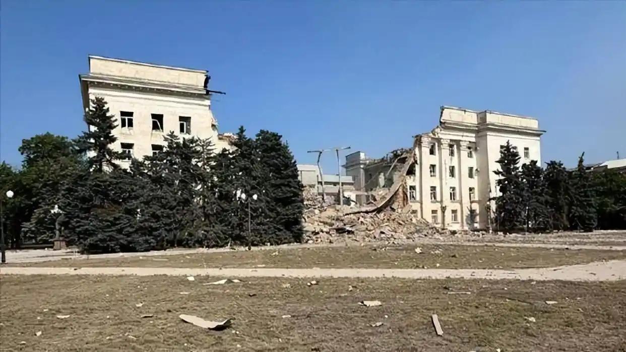 乌克兰赫尔松行政中心大楼，一天之内遭到俄军两次航弹打击！中心大楼都被炸成废墟了。