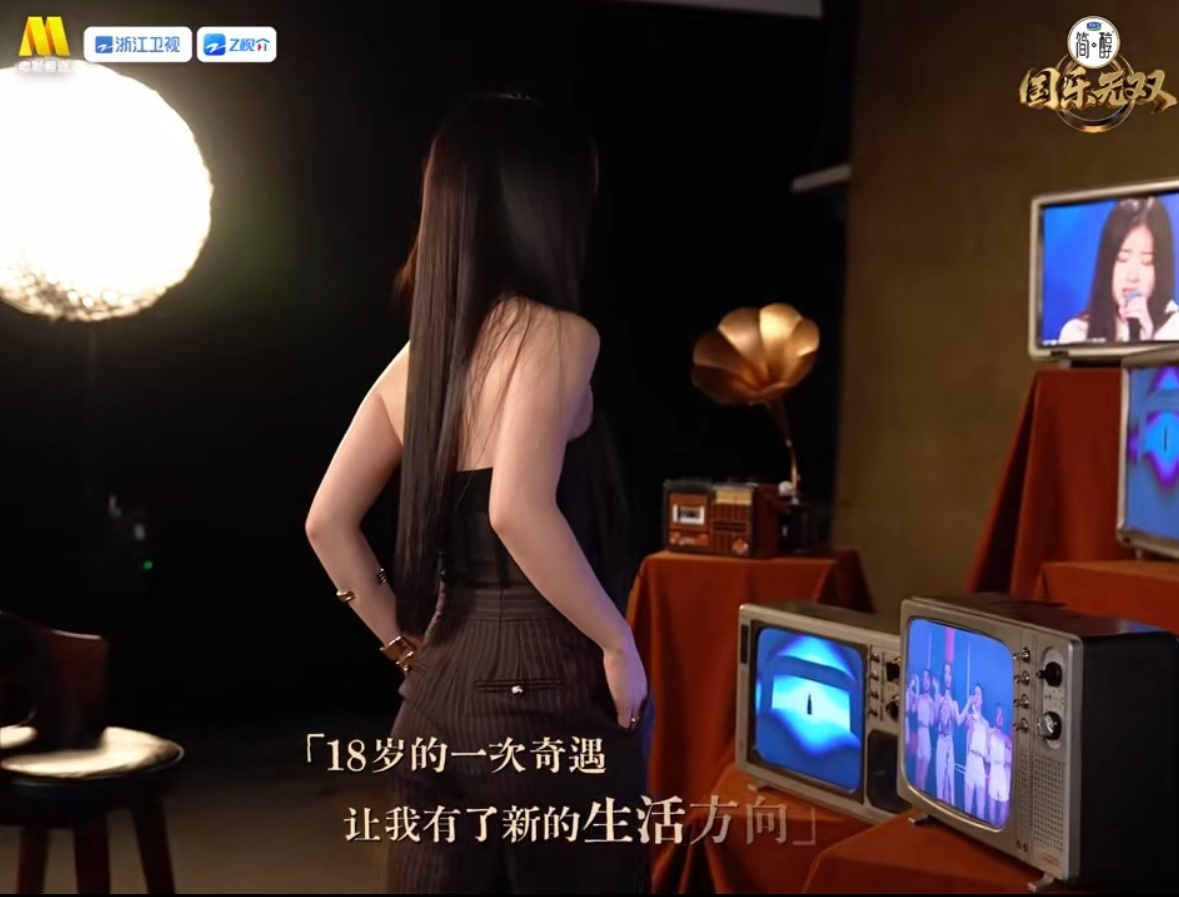 你扇这个时尚表现力光是站在那里都像是在拍广告大片、 