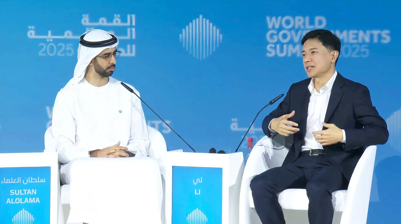 最近，有很多朋友注意到2025世界政府峰会开幕了，而这场峰会传递的两个信号很不简