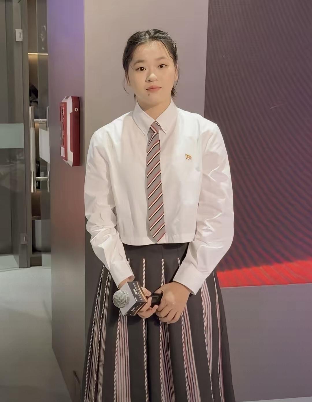 上海AWE现场，全红婵本人比手机里瘦一圈，笑起来眼睛弯弯的，一点不僵。
她站那儿