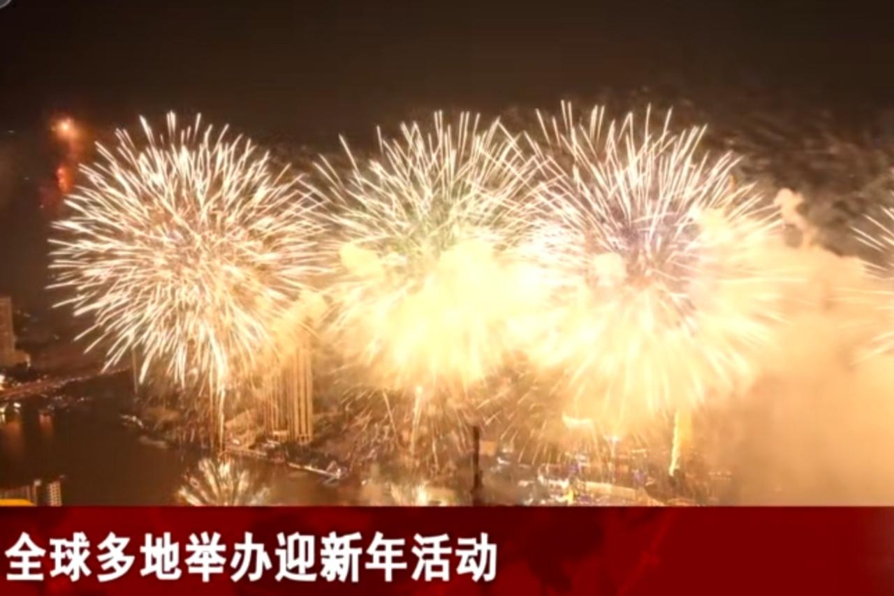 全球跨年的烟火盛宴
 
全球多地以绚烂烟火开启新年篇章，金色烟火在夜空绽放成璀璨