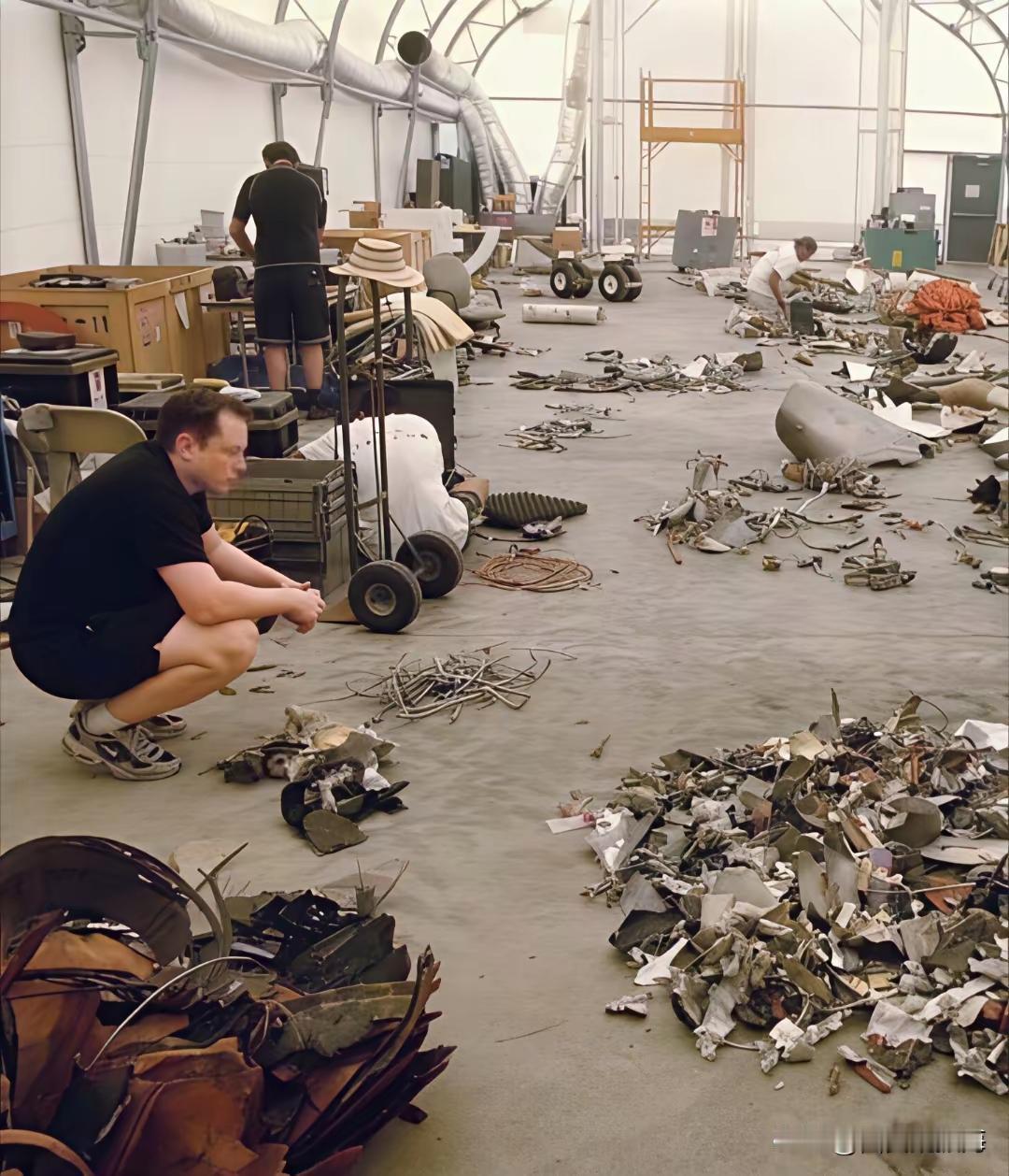 人生至暗时刻，坚持难能可贵，相信雨过一定会有天晴。
2008年，马斯克蹲在Spa