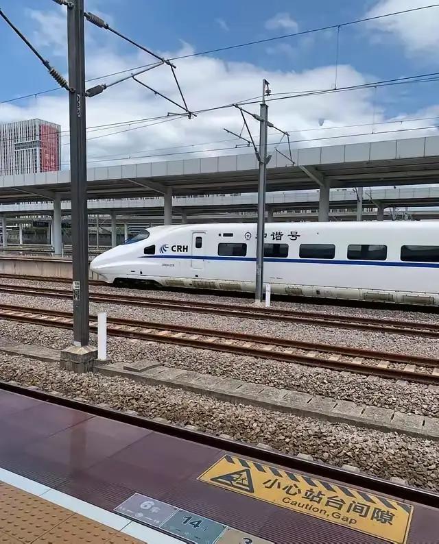 怪不得要大力发展高铁，它的耗能成本太让人意外了。一辆高铁载有500人，时速300