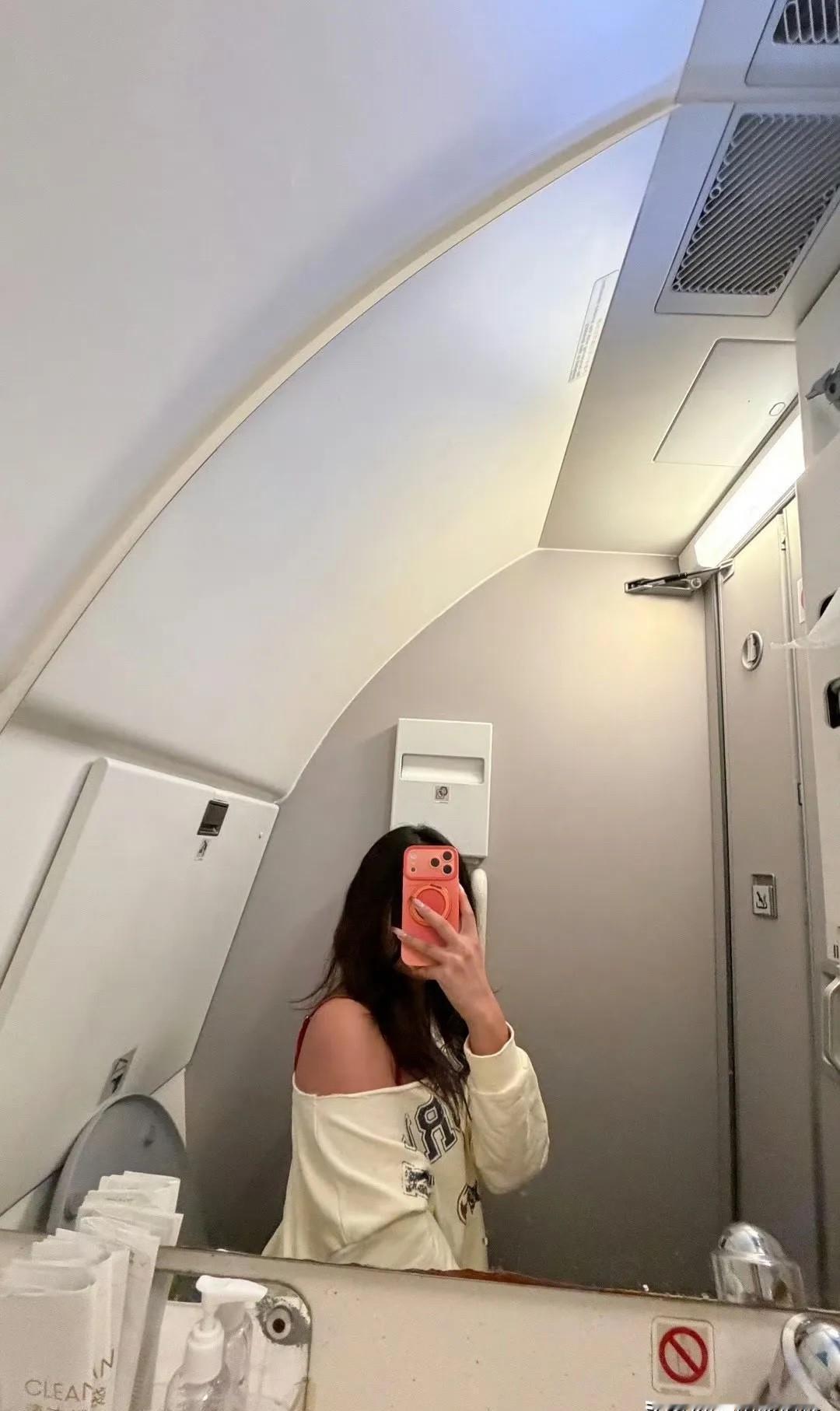 飞机上厕所，真不是你想去就去的。
空间小得像衣柜，走道都挤不下人。
更别提那点隔