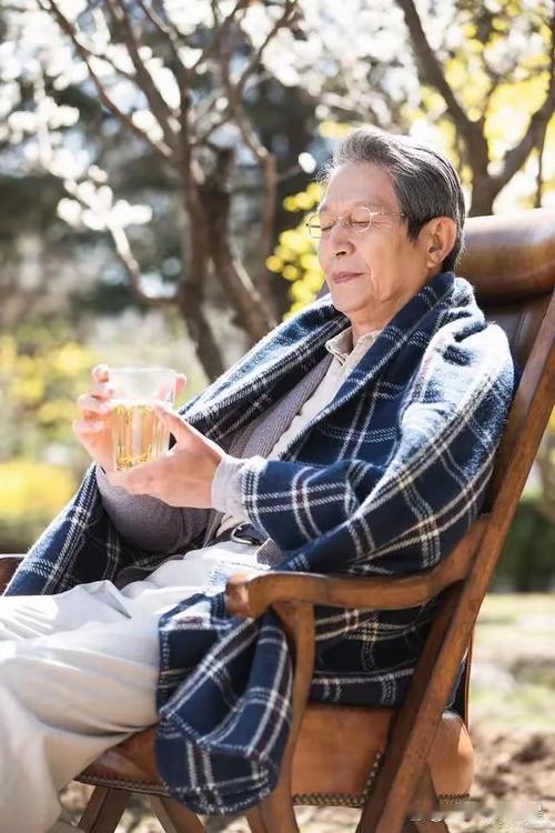 无论谁到老时，都逃脱不了如此境遇，没办法，就想着适应算了。
作为老人，儿女之事少