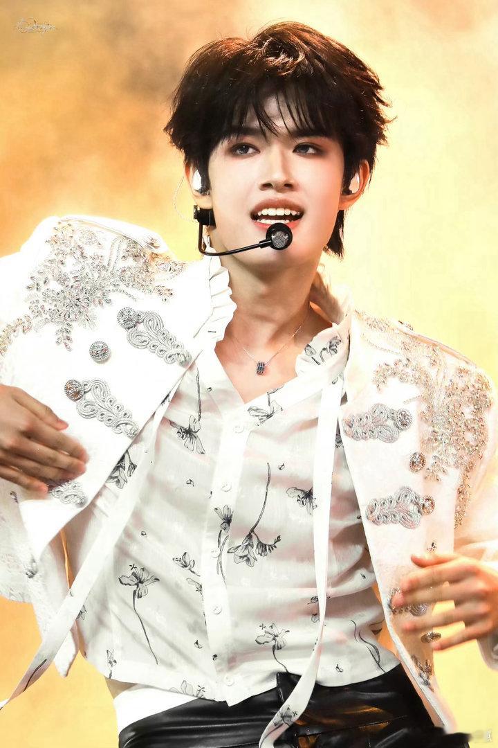 张极自作曲歌词张极送给粉丝的礼物是自作曲用心落笔撰写歌词，独自创作倾注全部心意。