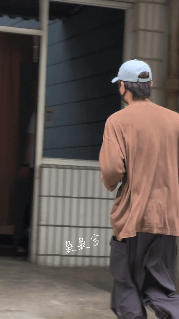 虽然远看薄薄一片 近看完全大宽肩欧巴…今天小🐽也跑了！ 