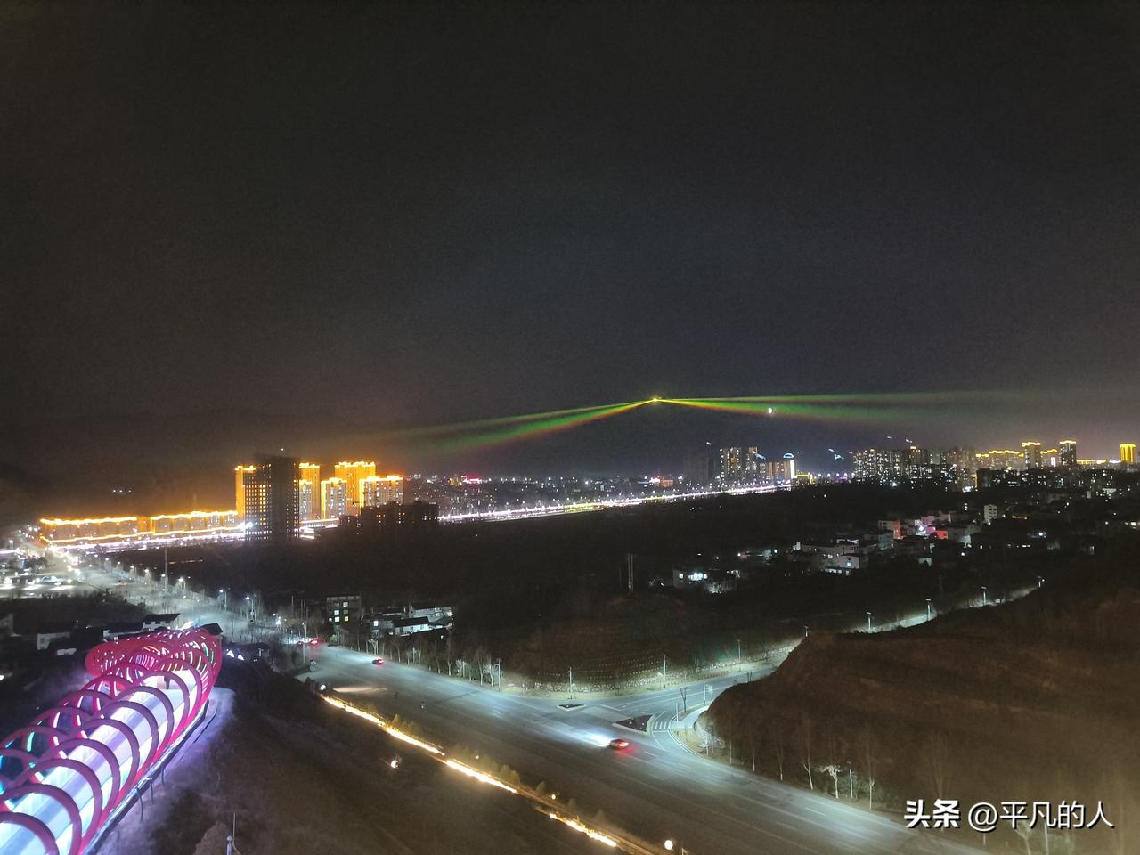 晚上溜达在县城街头，被霓虹灯下的夜景狠狠震撼到了。
主干道上，路灯散发着柔和的光