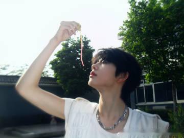 陈奕恒运动风男高 绕着跑道匀速慢跑，步伐轻快自在，干净清爽的气质一眼难忘。 